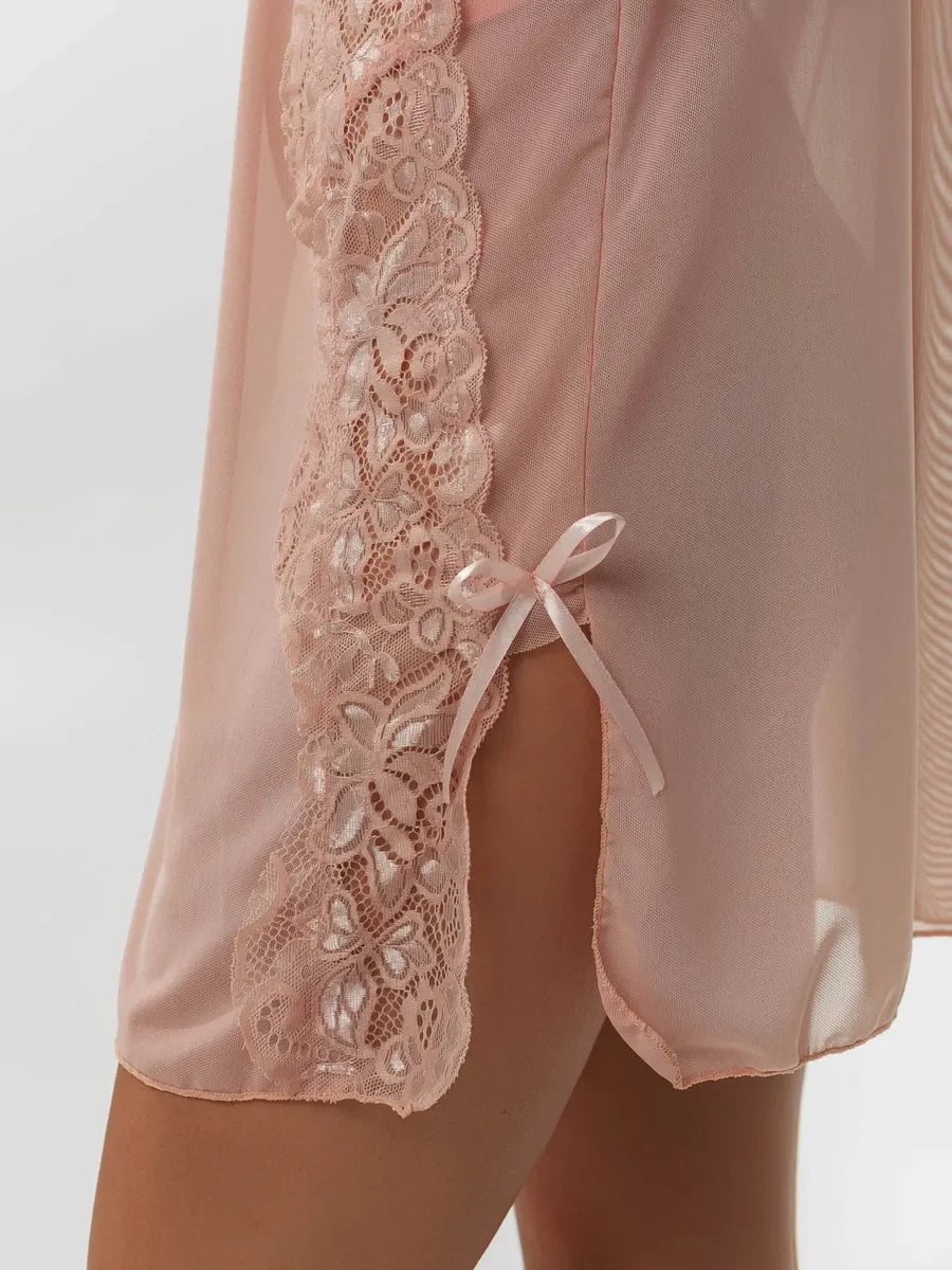 Damen-Set aus staubrosa Satin-Unterkleid und langem Kimono mit Spitzenborte