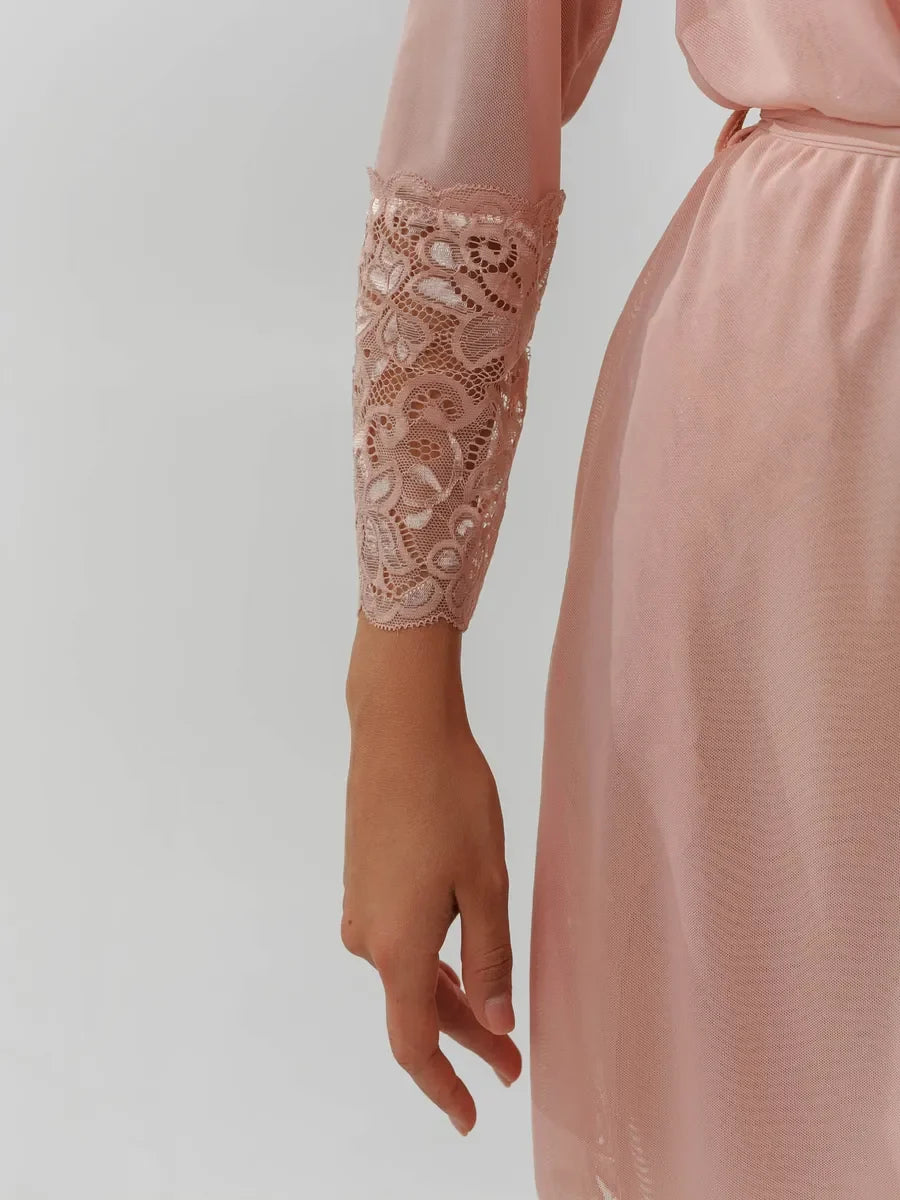 Damen-Set aus staubrosa Satin-Unterkleid und langem Kimono mit Spitzenborte