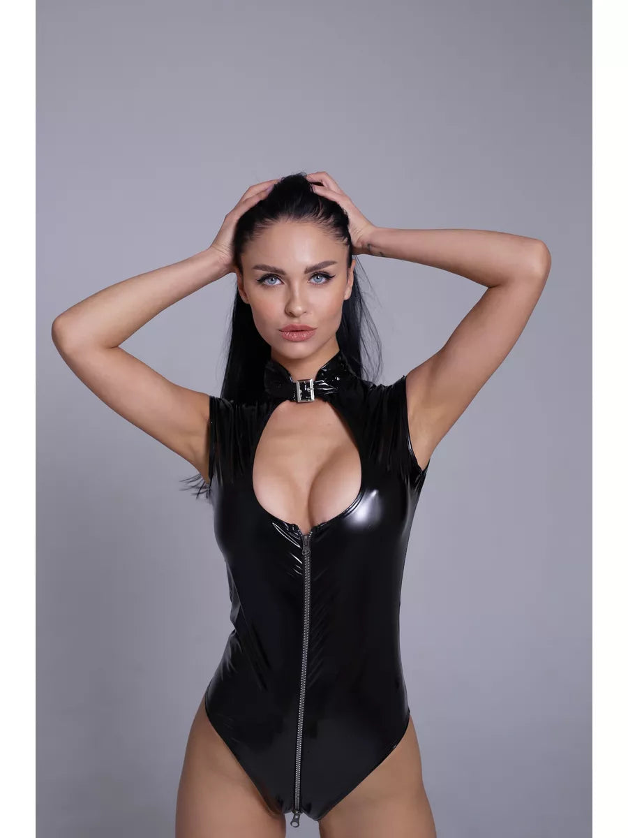 Glänzender Damen-Bodysuit aus Kunstleder mit Choker mit Schnalle, Schlüsselloch-Ausschnitt und Reißverschluss vorne