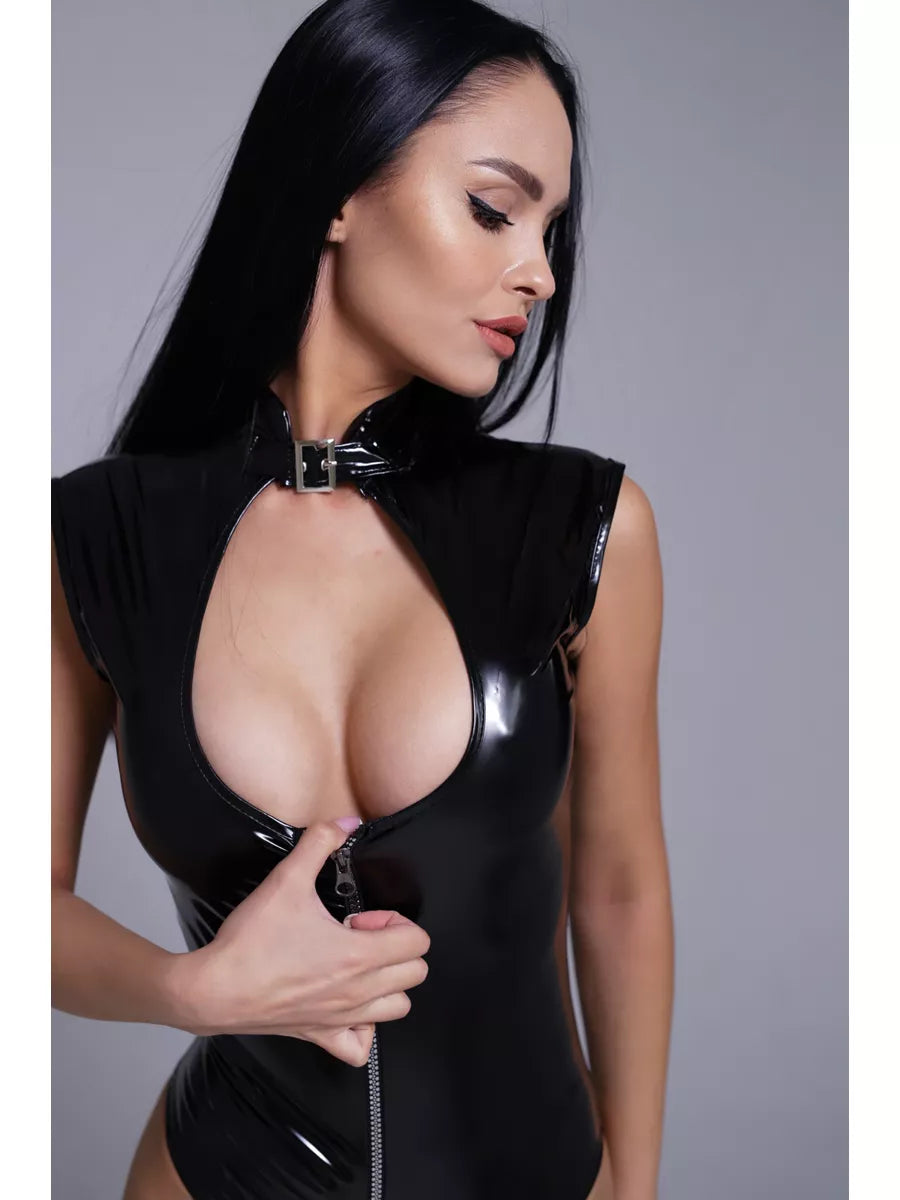 Glänzender Damen-Bodysuit aus Kunstleder mit Choker mit Schnalle, Schlüsselloch-Ausschnitt und Reißverschluss vorne