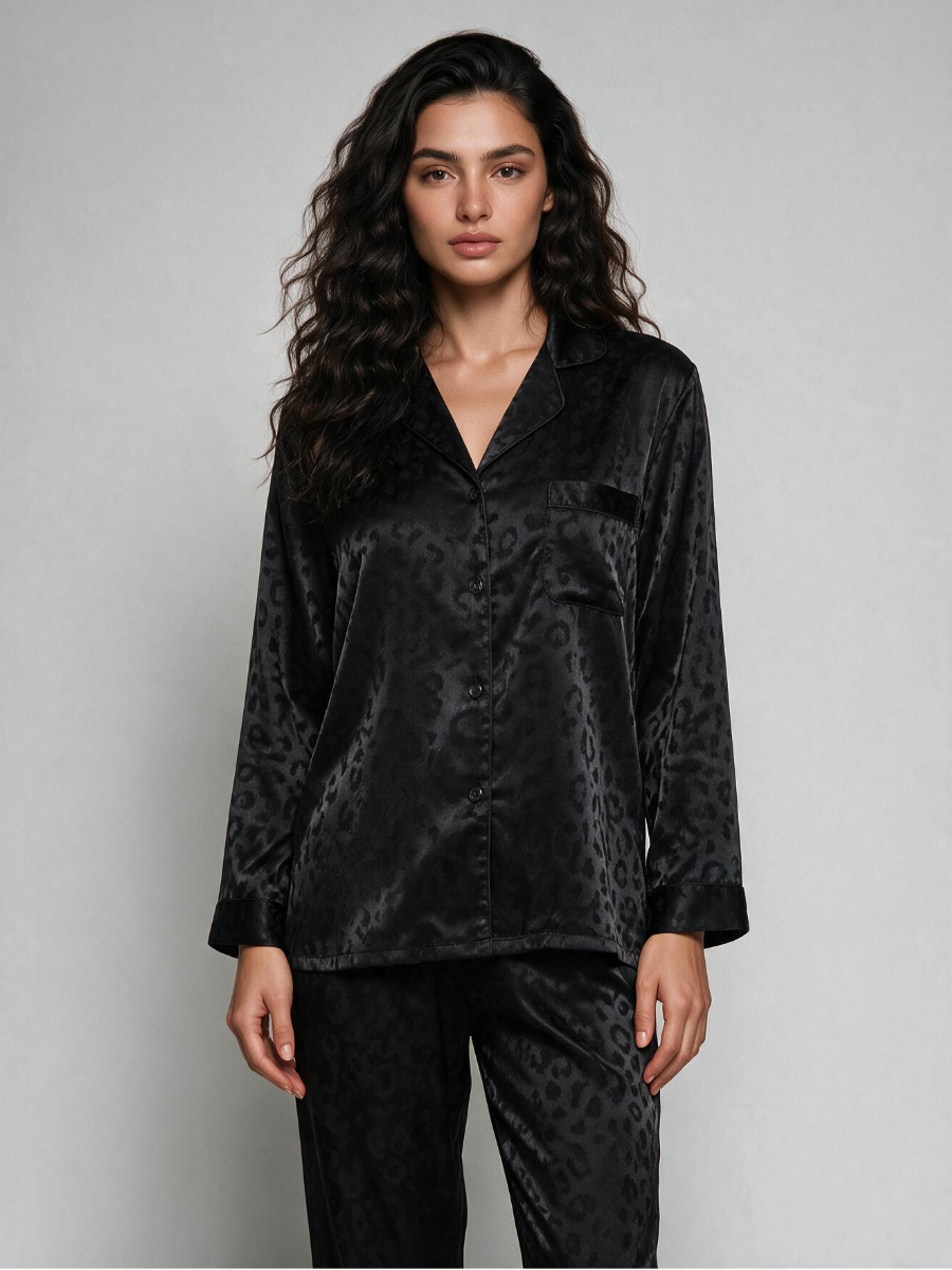 Damen-Pyjama-Set aus schwarzem Jacquard-Satin mit Leopardenmuster, Oberteil mit Knopfleiste und Hose