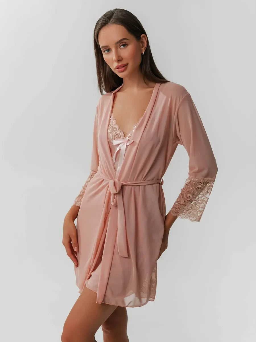 Damen-Set aus staubrosa Satin-Unterkleid und langem Kimono mit Spitzenborte