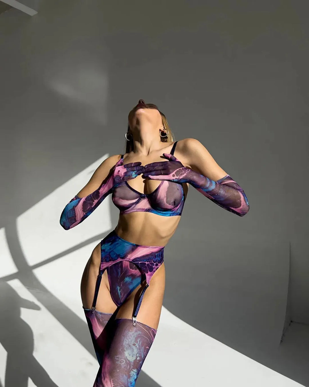 Damen-Dessous-Set im Batikdesign, 5-teilig, mit BH, Slip, Strümpfen, Handschuhen und Strapsen