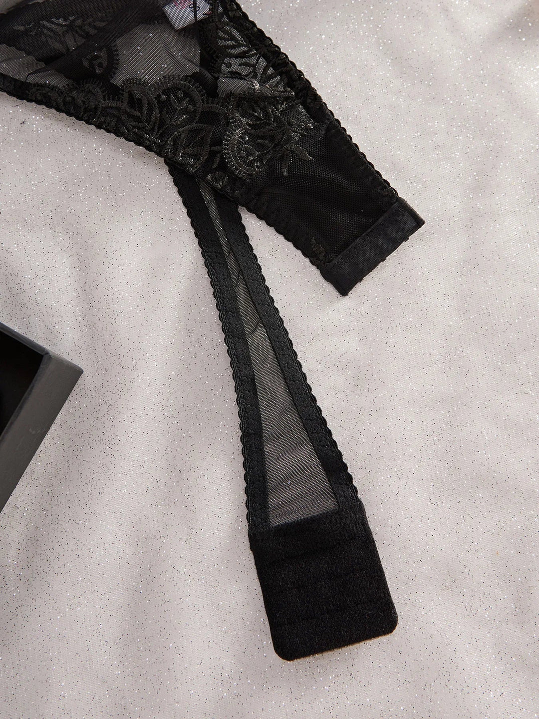 Damen-Bodysuit aus Mesh mit tiefem Ausschnitt und Bügeln, Spitzenbesatz und Bindeträgern an den Schultern