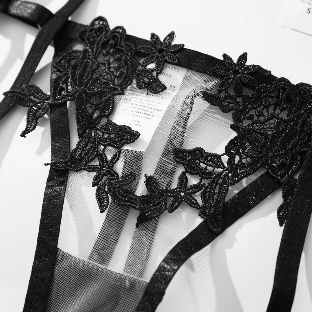 Dreiteiliges Damen-Dessous-Set aus feiner Spitze mit abgestimmtem figurbetontem Design