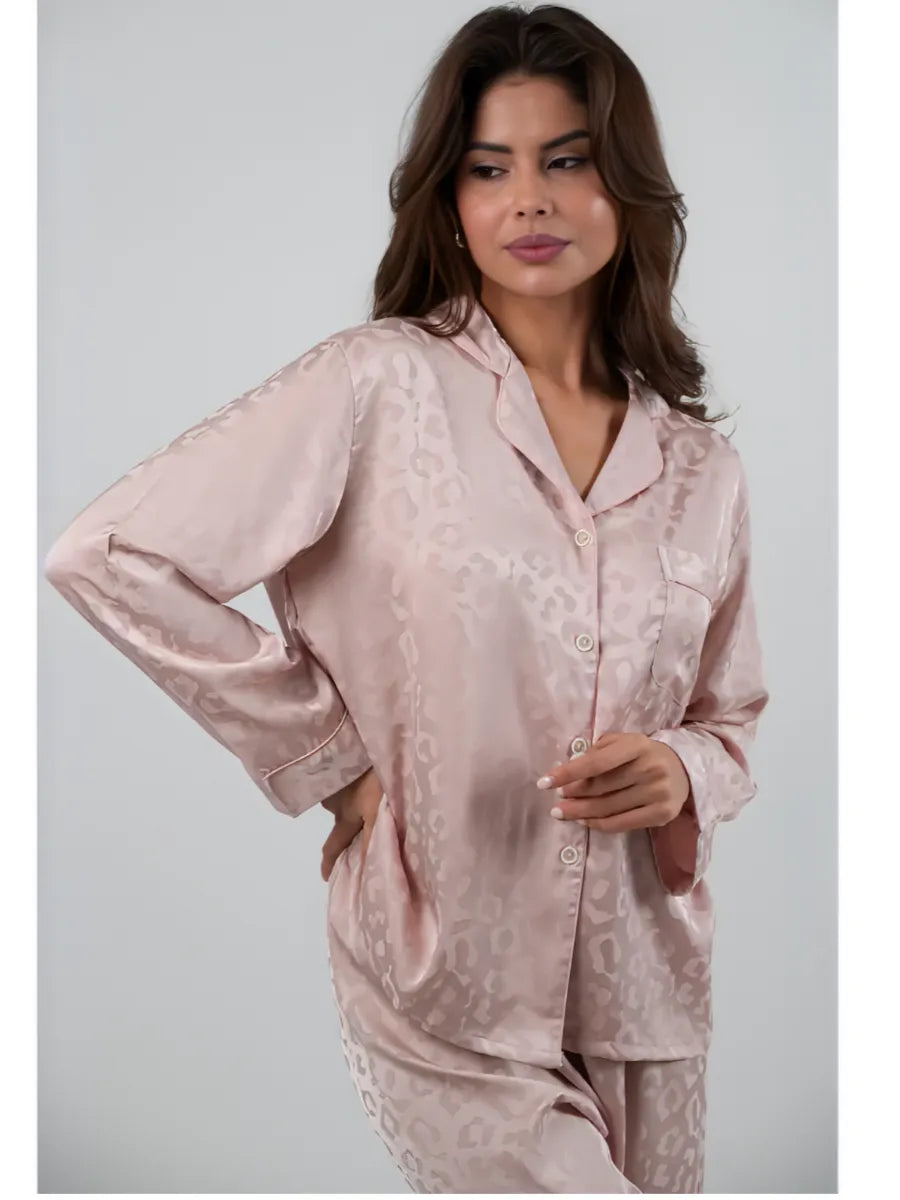 Damen-Pyjama-Set aus altrosa Jacquard-Satin mit Leopardenmuster und Oberteil mit Knopfleiste