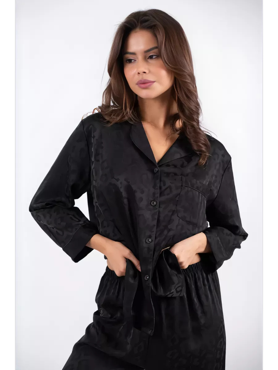 Damen-Pyjama-Set aus schwarzem Jacquard-Satin mit Leopardenmuster, Oberteil mit Knopfleiste und Hose