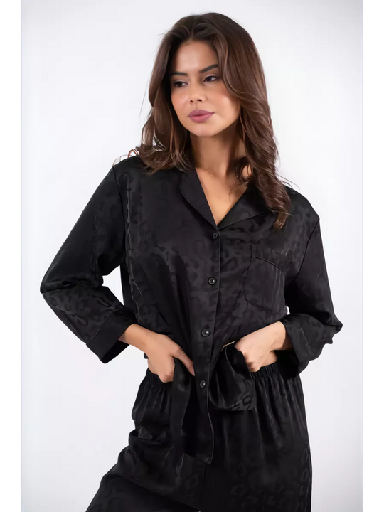 Damen-Pyjama-Set aus schwarzem Jacquard-Satin mit Leopardenmuster, Oberteil mit Knopfleiste und Hose