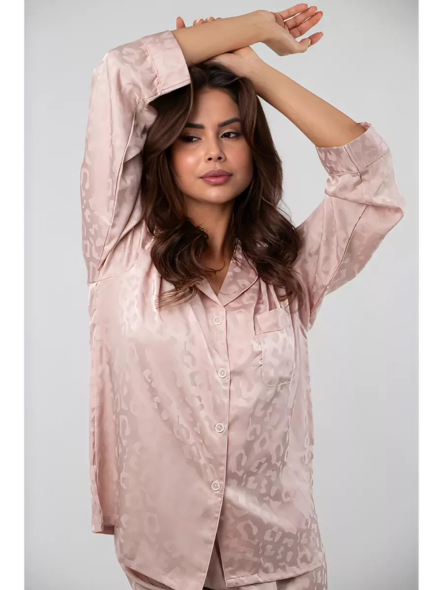 Damen-Pyjama-Set aus altrosa Jacquard-Satin mit Leopardenmuster und Oberteil mit Knopfleiste