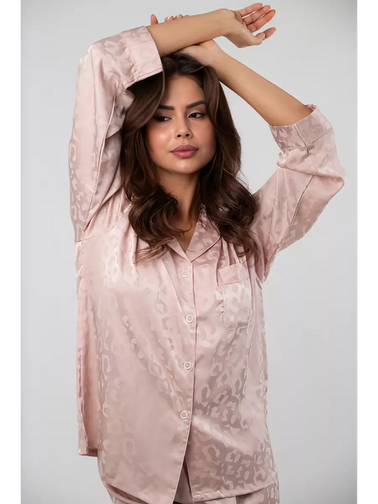 Damen-Pyjama-Set aus altrosa Jacquard-Satin mit Leopardenmuster und Oberteil mit Knopfleiste