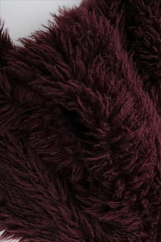Bordeauxfarbener zotteliger Kunstpelzmantel für den Winter