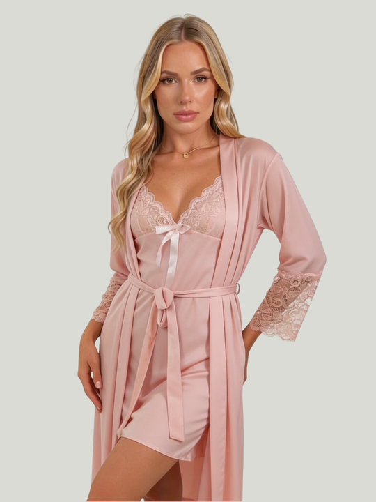 Damen-Set aus staubrosa Satin-Unterkleid und langem Kimono mit Spitzenborte